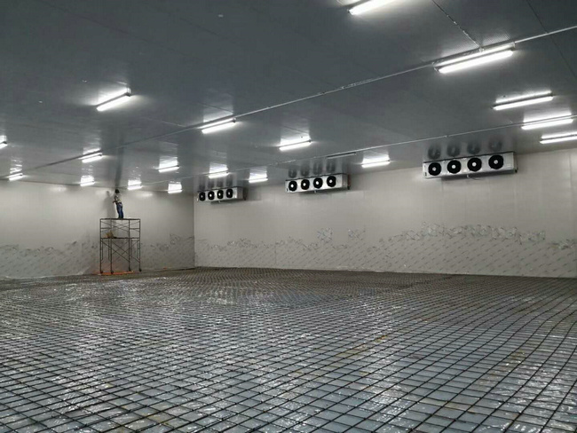北京冷庫安裝制冷設備的要求 北京冷庫主要用于冷凍食品和冷藏。房間內靠人工冷卻來保持低溫。在冰箱里，地板和屋頂都用厚絕緣材料覆蓋，以減少外部熱量傳遞。冷庫外壁一般為白
